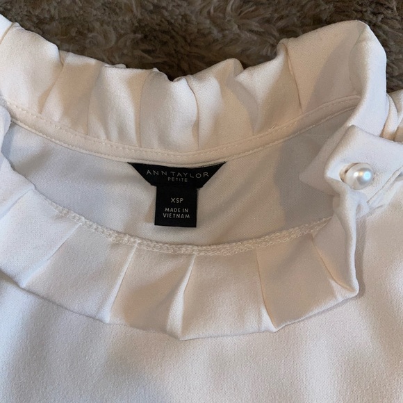 Ann Taylor Cute Top - Picture 2 of 2